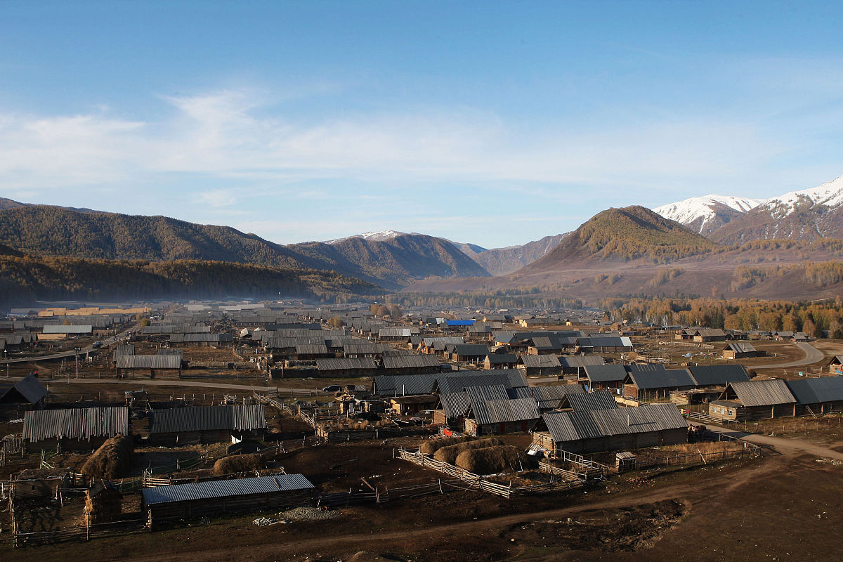 2015年10月02日,新疆维吾尔自治区阿勒泰地区,喀纳斯景区禾木村晨曦如