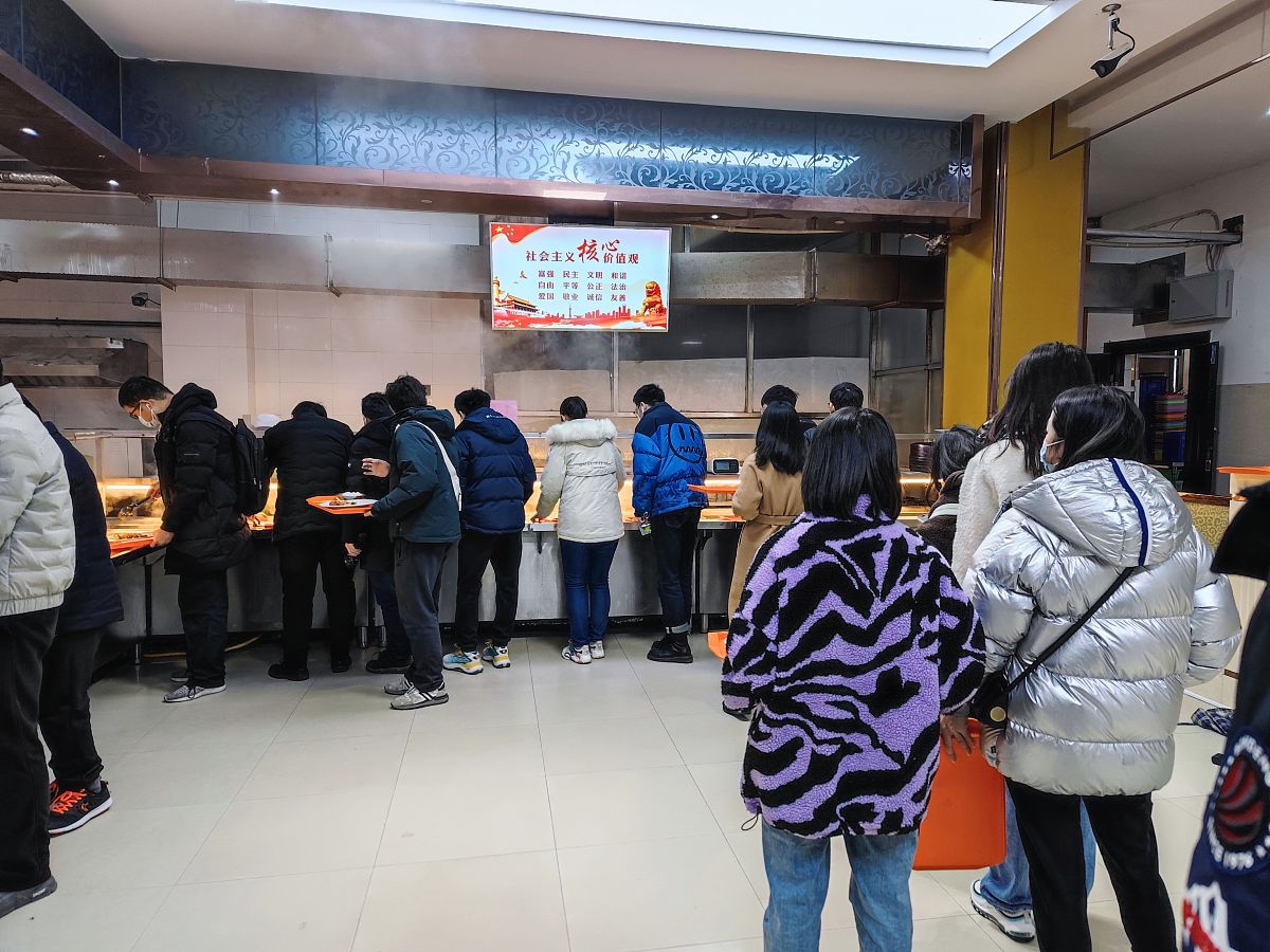 餐厅排队取餐问题：优化出餐顺序以获得最高总分