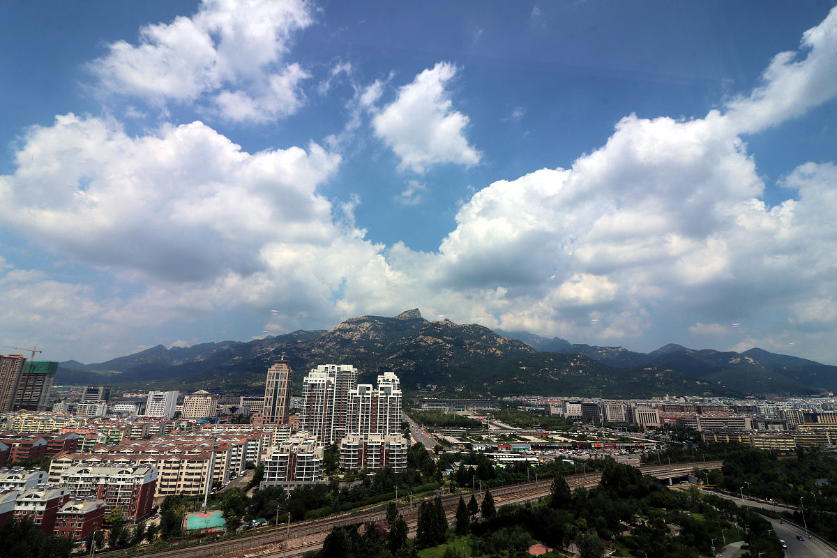 2020年8月17日,山东泰安,进入秋季后,当地多晴朗天气,蓝天白云组成一