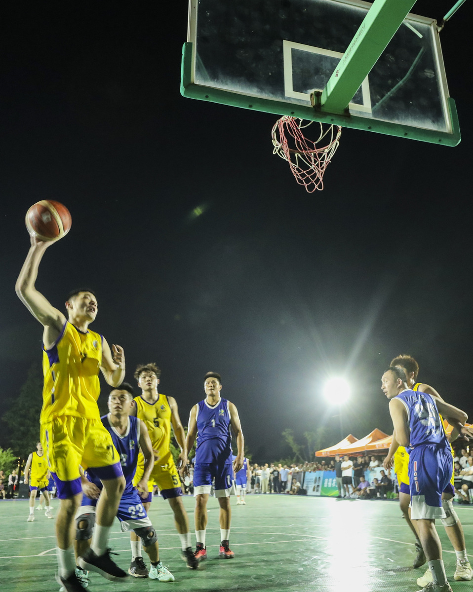 打篮球的时候一个叫jeffery的对方队员喘着气又缓缓运球到场中目光落到离自己最近的方悉率身上：Wanna cut meThen have a try!说着已经运到他身前一个换手就想从他一旁钻出去方悉率作为篮球队员如何回击？描写一段画面。