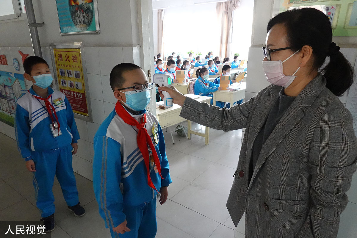 2020年3月23日,新疆巴州,库尔勒市第二小学四年级(4)班学生进过测体温