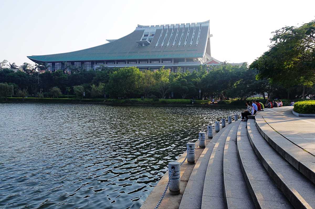 2016年11月13日,厦门大学芙蓉湖畔的科学艺术中心楼.