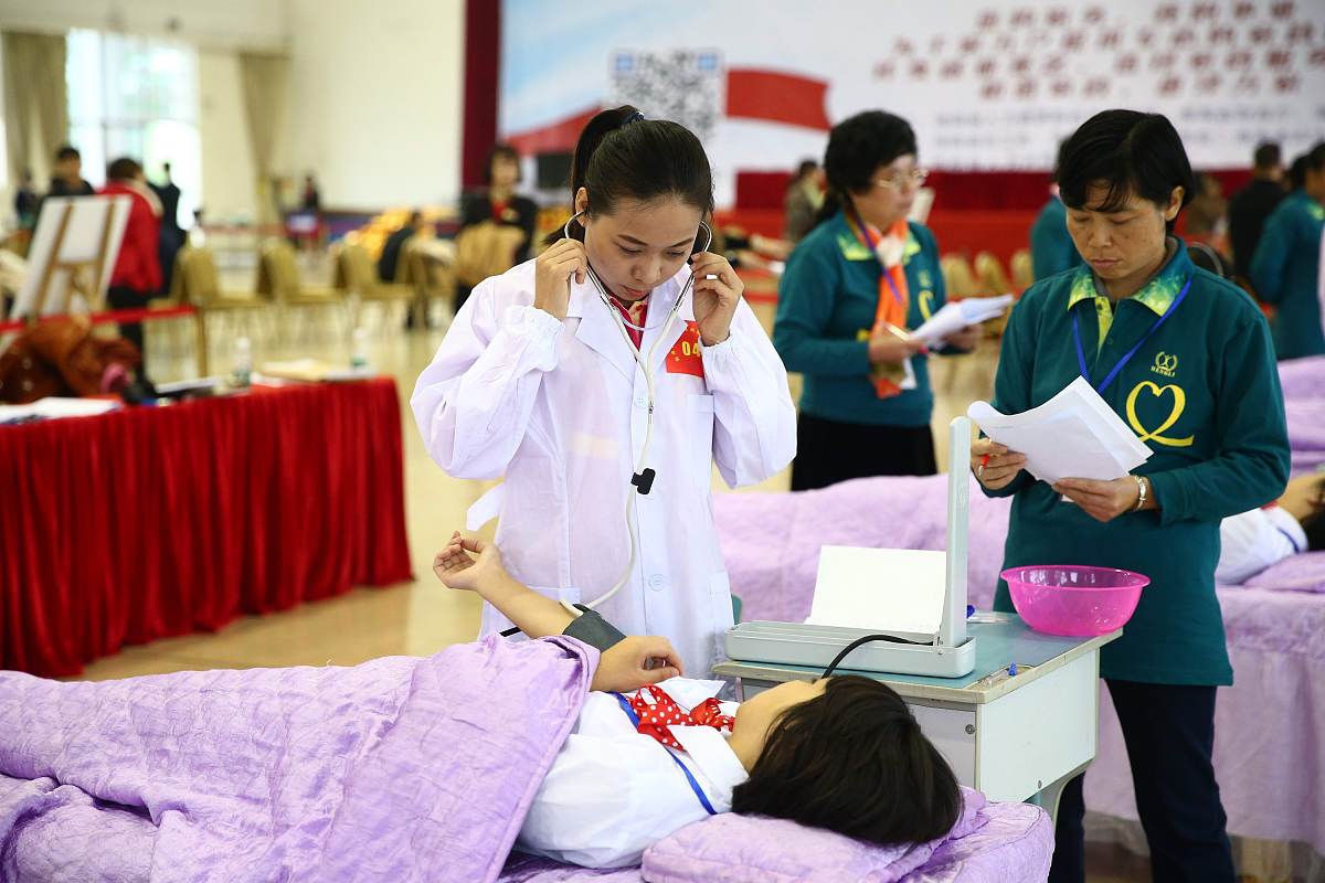 成都卫校分析针灸推拿专业适合女生学习吗