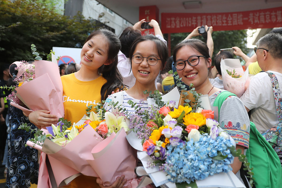 2023届高三学生十八岁成人仪式邀请您在这重要时刻参与活动陪伴学生一同走过人生中的重要节点。请您在仪式活动前给孩子准备一封信回顾孩子在求学路上的感人瞬间倾诉您对孩子的关爱对孩子成长的期许等在仪式活动上互赠家书拉进亲子距离增进亲子感情。