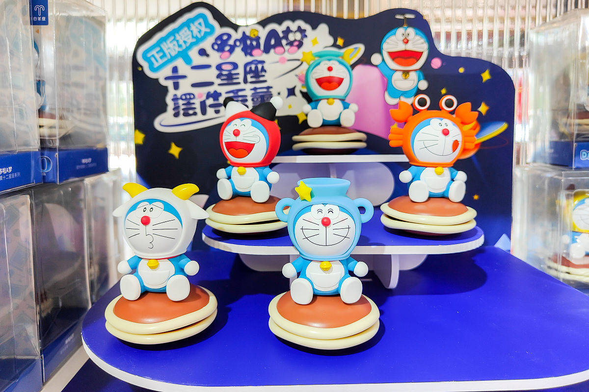 根据以下背景故事编写《哆啦A梦》同人小说公元22世纪人类为了解决能源危机在地球上修建了一系列高耸入云的幻塔以从宇宙中获取宇宙能源但某一天某座幻塔发生了爆炸泄露的辐射污染了全球。幸存的人类分为了两派一派是研发了抑制器准备继续利用宇宙能源的海嘉德另一派是决定利用时空同步装置将如今的地球与21世纪的地球相合并的艾达之子哆啦A梦就是艾达之子派往21世纪地球的眼线他正是由艾达之子第3代继承人野比世修派遣到21世纪他的曾孙子野比大雄家搜集时空数据以进行时空同步但时空同步成功的代价是原来21世纪的人类的灭亡