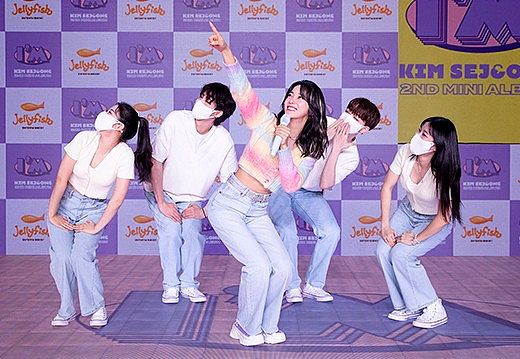 帮我生成英文的prompt 一个小姑娘tiktok网红正在跳舞