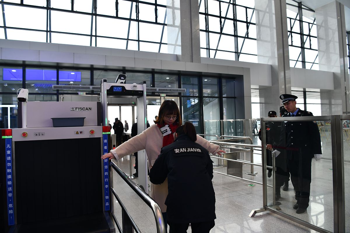 飞机上可以带水吗？详细解答和注意事项！