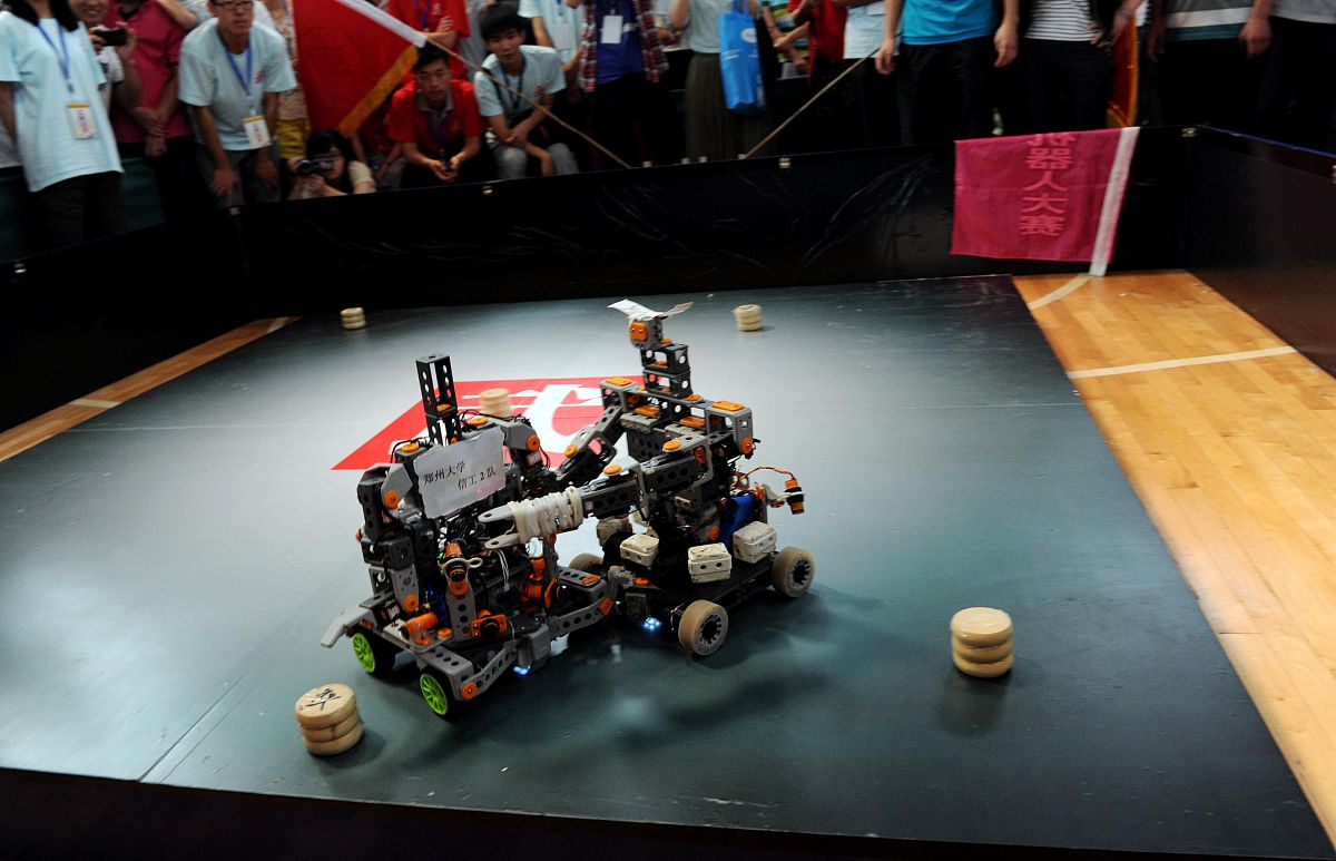 EV3足球射门机器人 避开障碍踢出足球 射进球门 课程教案 教学目标：1情感态度价值观 2知识技能目标 3过程与方法 重点难点 教学准备 教学设计 教学反思