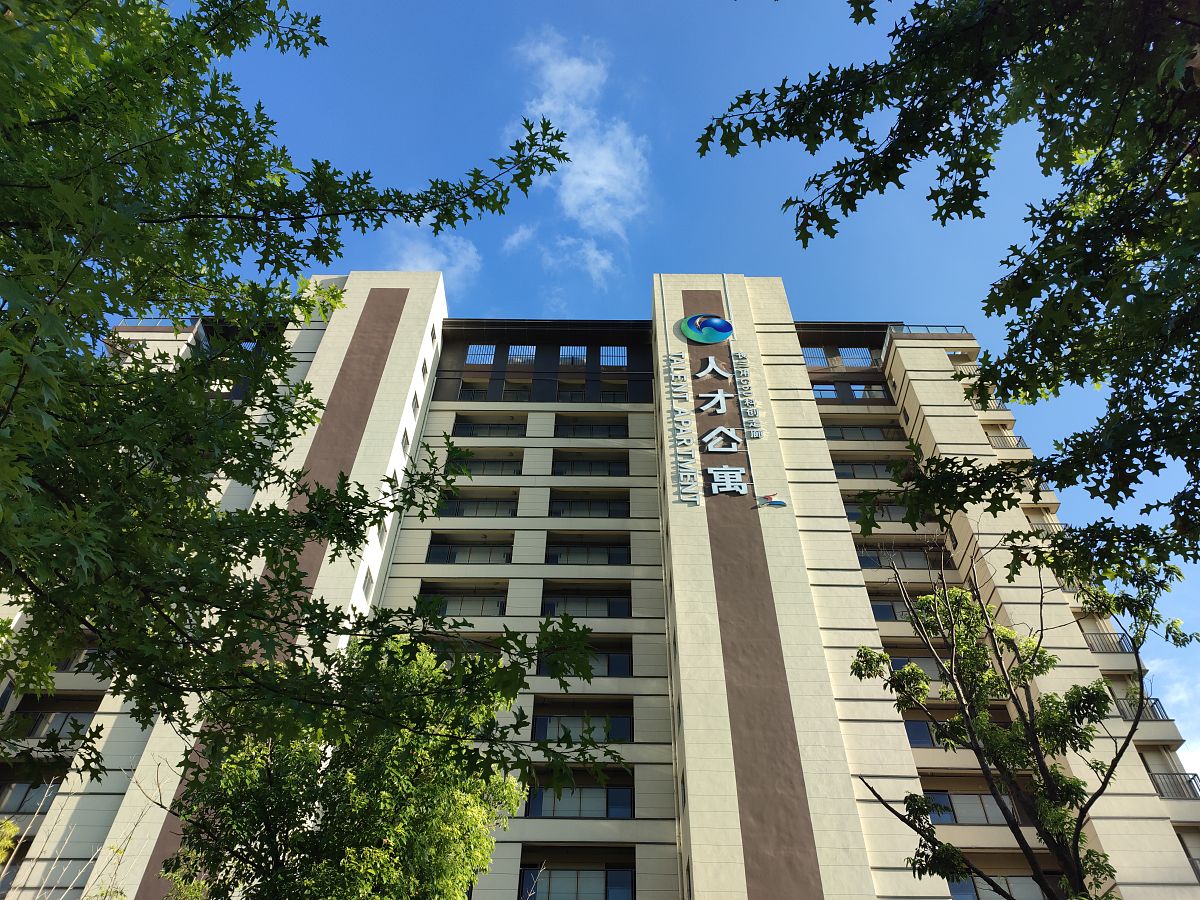 区政协重点课题《加强科技教育人才深度融合提高科技成果产业化水平不断增强长三角G60科创走廊产业发展新动能》调研课题报告撰写。要求500字采用现状、存在问题、对策建议三大板块。立意站位要高国家、市、区领导批示指示国际国内环境国家战略发展等案例分析要精对标硅谷、斯坦福对策建议要实能操作可执行尽量避免正确的废话政协课题可以说一些政府部门不方便说的话