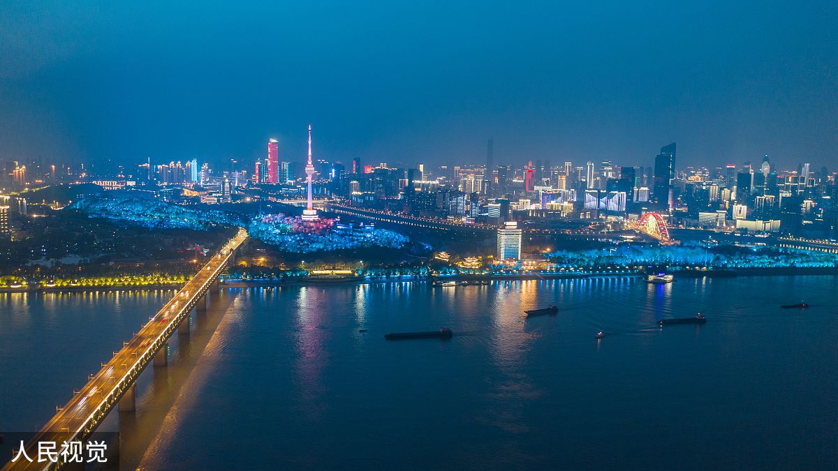 2020年4月7日,夜色下的武汉长江大桥灯光璀璨.