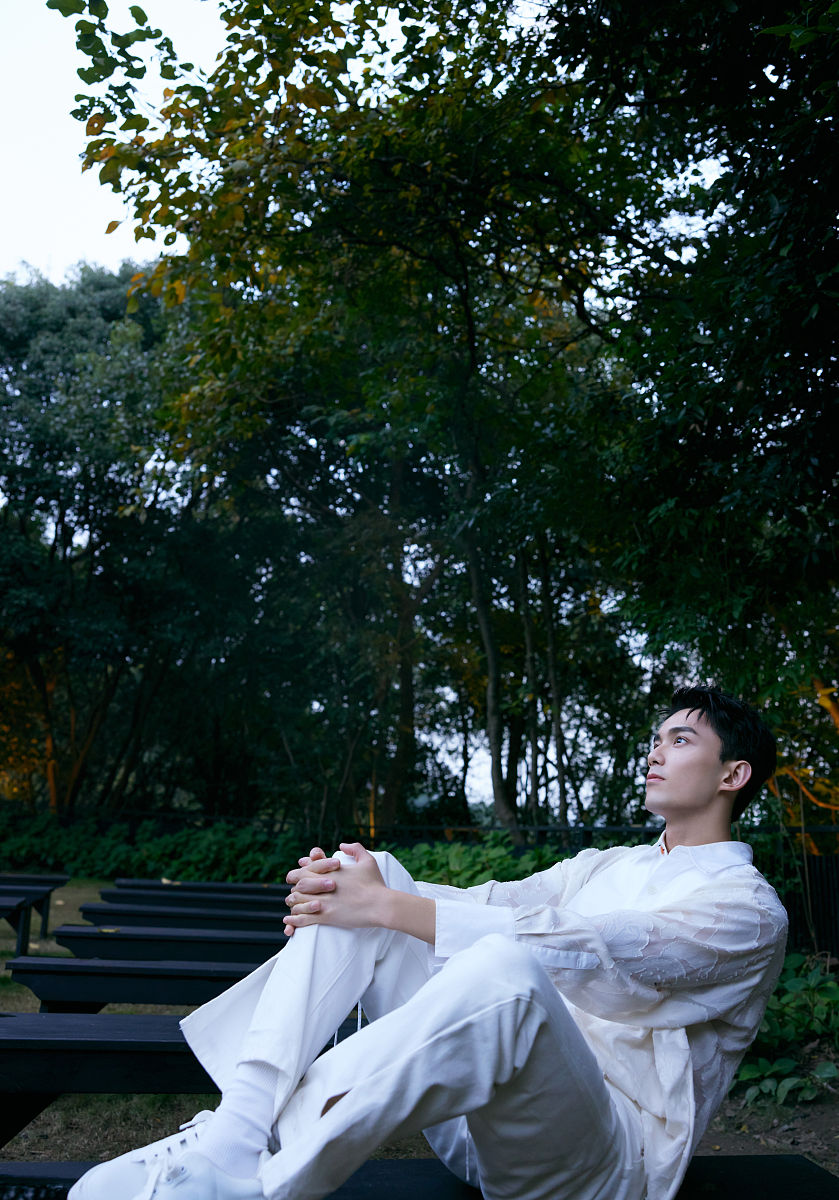 2021年10月31日,吴磊亮相外星人电解质水直播活动,并拍摄一组写真.吴