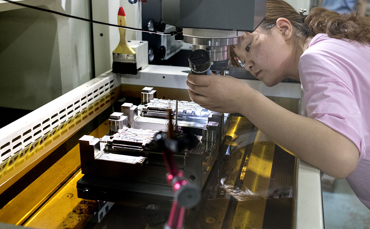 总之齿轮表面缺陷检测技术的研究和发展已经取得了一定的成果但仍需要进一步深入研究和探索以满足工业生产的需求。同时国内机器视觉企业也需要不断地加强技术研发和市场拓展以在全球机器视觉产业中占据更重要的位置。扩写至300字