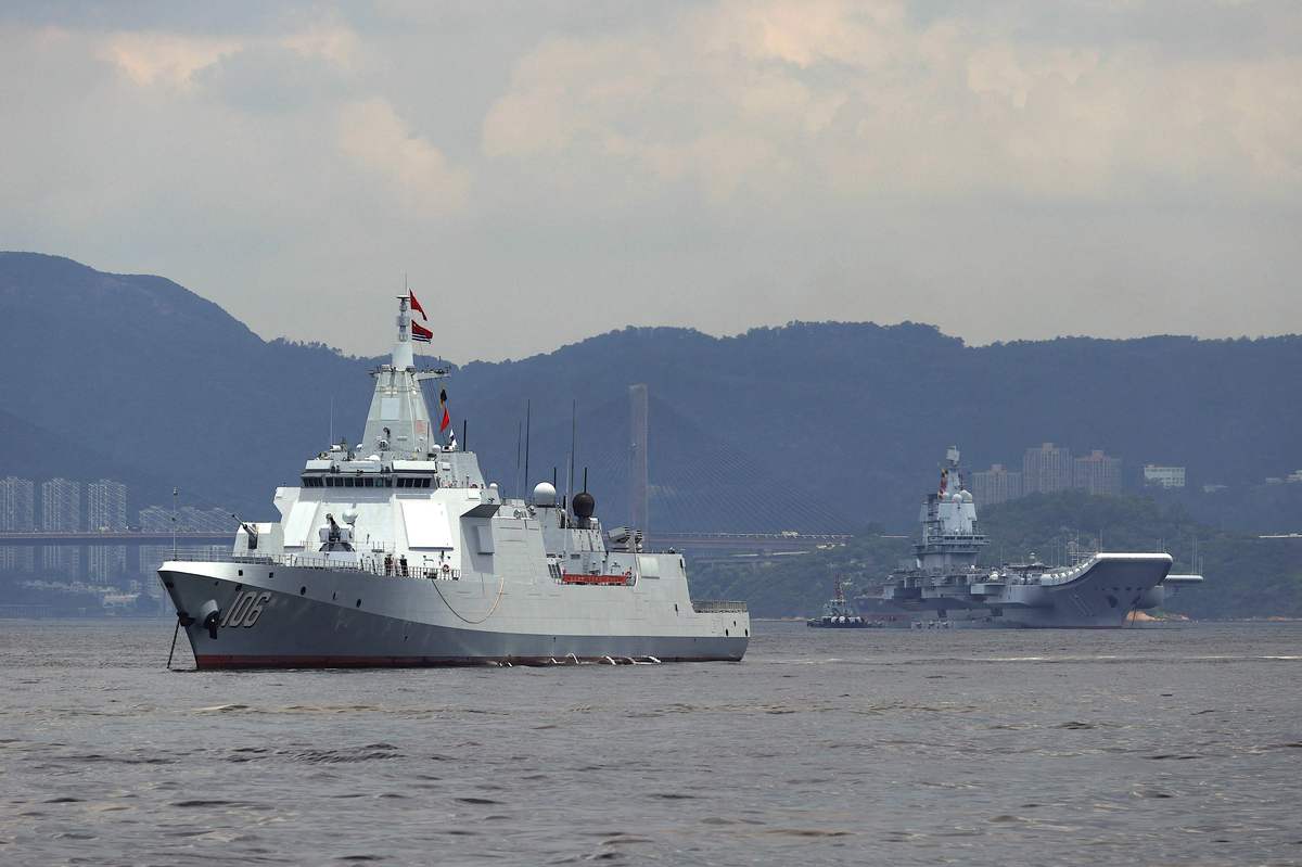 2018年12月中国海军护航编队从广东湛江起航奔赴索马里海域执行护航任务。图中虚线为其航行路线。 同期中国沈括号科考船在马里亚纳海沟探索海洋最深处的科学奥秘