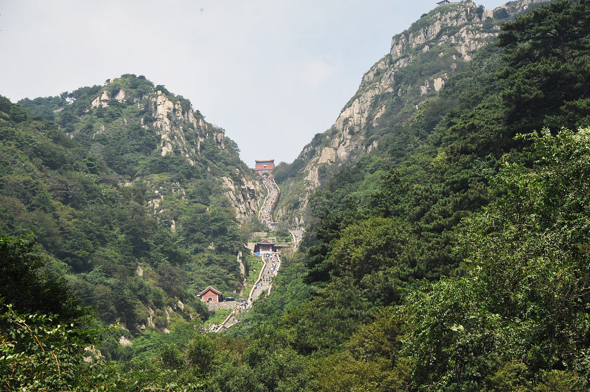 泰山：中华文明的象征，五岳之首，登顶览胜