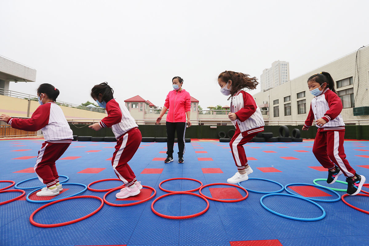 做文明小乘客，守护出行安全：幼儿园大班主题活动设计解读