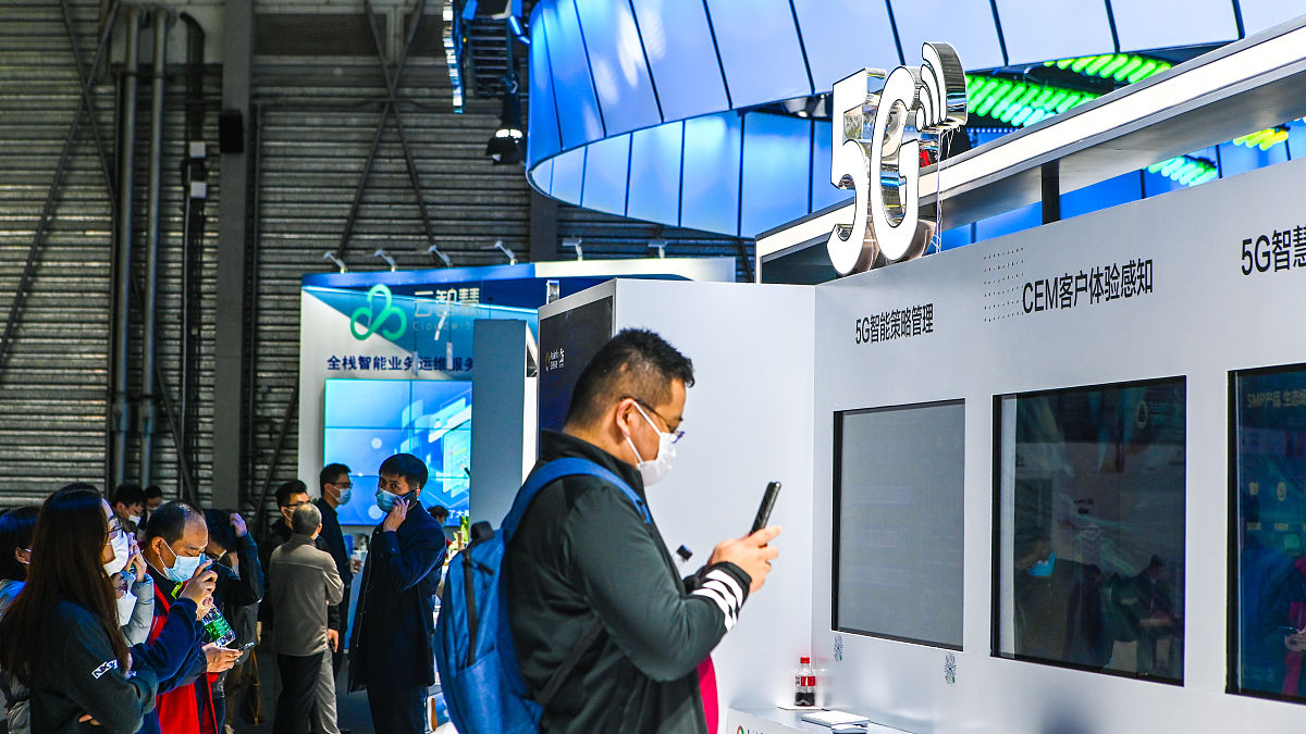 把下面的内容用中文换个说法：AWE 2023将主题定为智科技、创未来聚焦智能科技、智慧场景、创新产品通过对重点领域创新成果的集中释放引领家电与消费电子产业发展方向和消费趋势。首先就是技术变革、产品迭代频繁的消费电子领域。作为与AI、物联网、云计算、大数据等前沿技术深度融合的产业消费电子板块一直是AWE的支柱展示领域之一。今年展会消费电子、智能科技馆将扩大至三个展馆；国际三大巨头三星、索尼、夏普继A