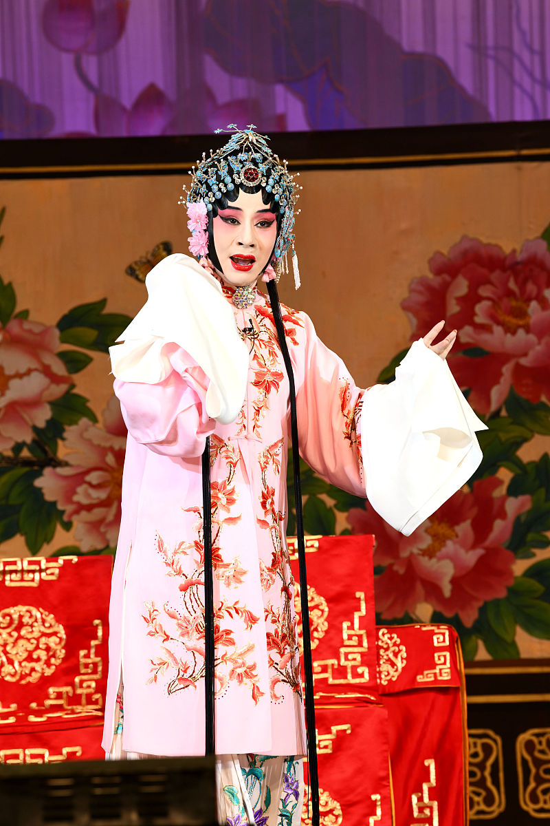 2019年11月1日,安徽淮南,国家一级演员,程派传人迟小秋在送戏下基层慰
