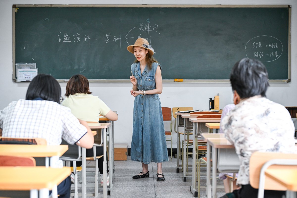 同学们转眼你来到新学校已经有一段时间了新校园新同学新老师新环境新的高中生活给你留下了怎样的印象？你有什么样的遇见写一篇记叙文？