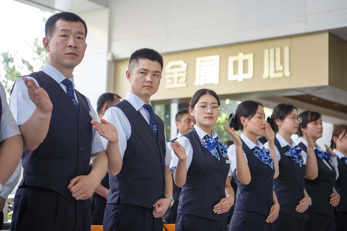 优化以下内容：自2018年以来公司公建物业规模进入快速扩张通道。公司打造「镇兴中国」物业服务品牌作为公共服务领域的先行者实现在高校及教研物业、城镇景区、政府办公楼、城市公共设施、轨道及交通物业等业态的全面覆盖。此外央企背景给中海物业项目拓展带来一定便利中海物业得以积极承接各类政府、公建项目从而提升在政府物业方面的市场优势不断拓展企业管理边界。中海物业新拓展的商业及政府项目惹人瞩目包括雄安市民服务中