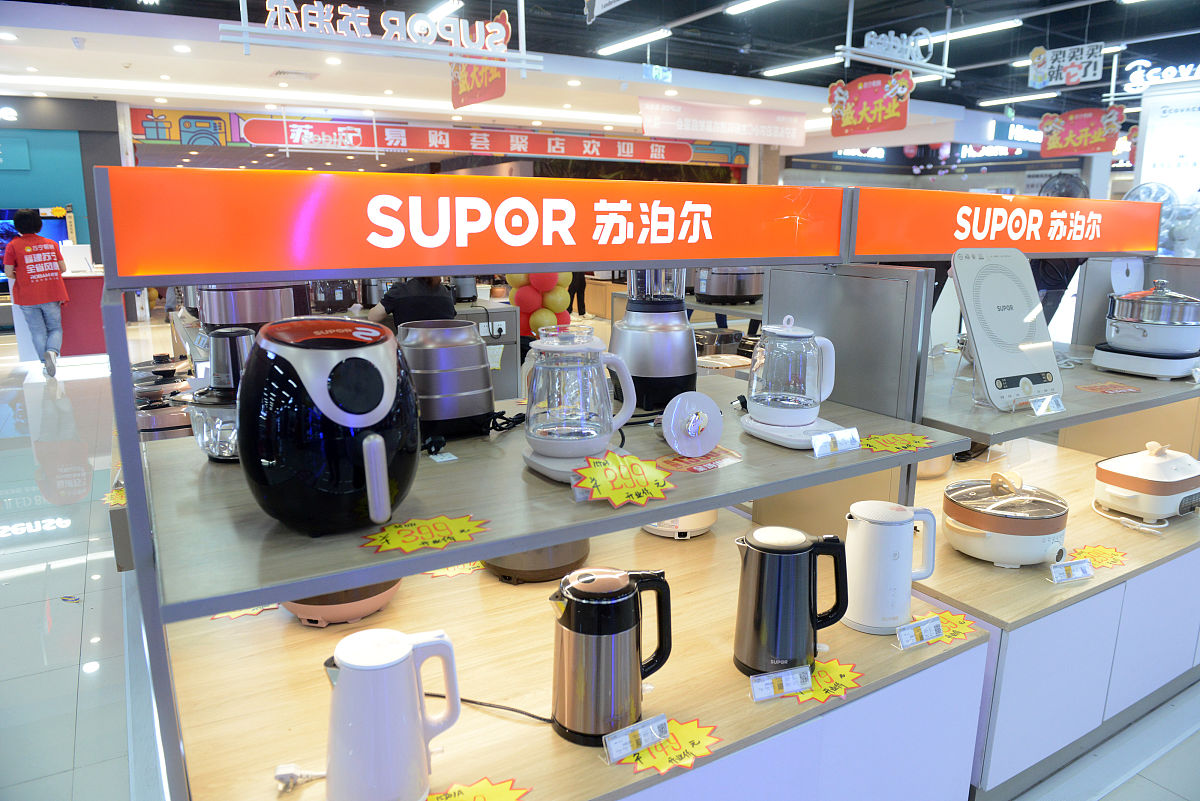 按照论文语言风格根据小家电行业特征阐述小熊电器竞争战略