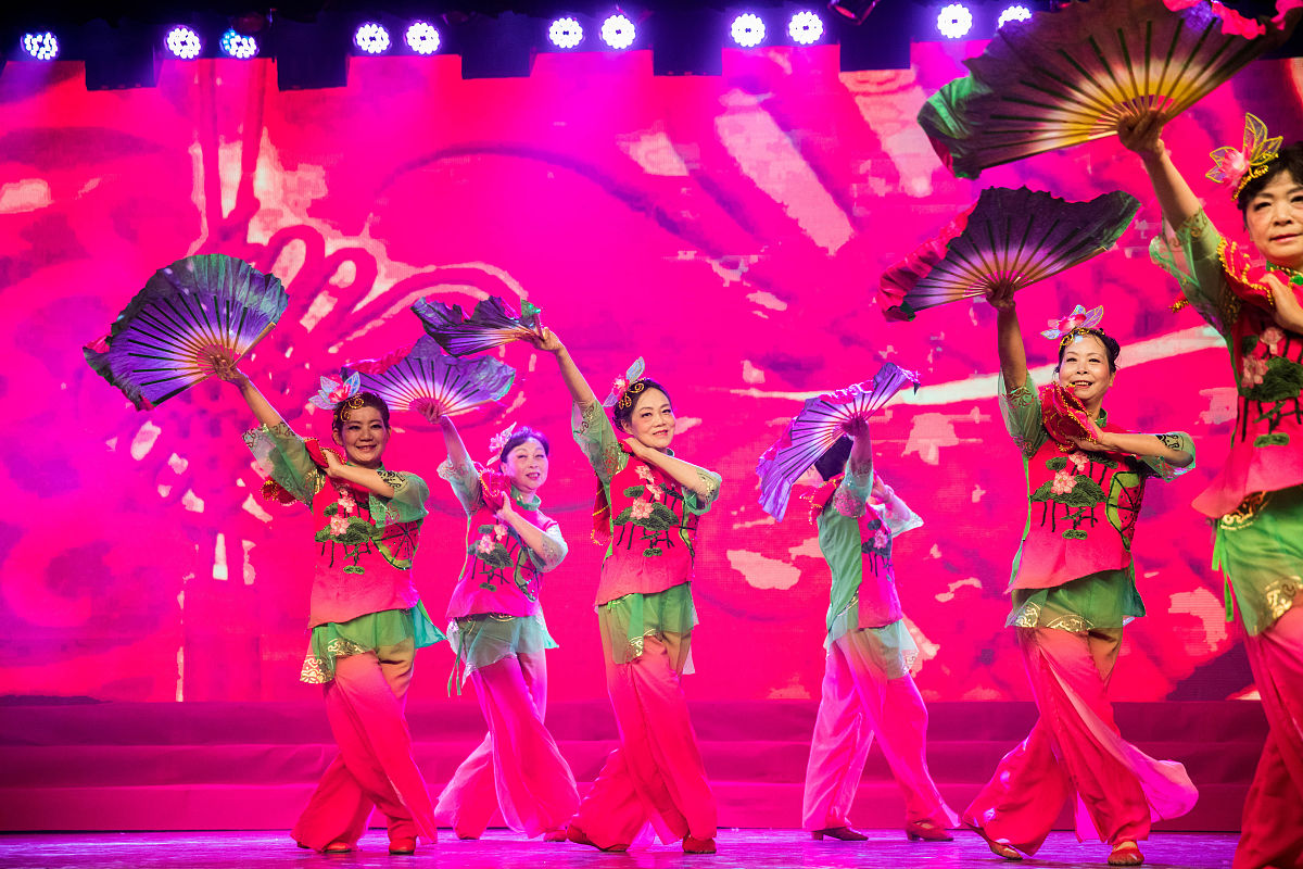 为老年人送去精彩演出，满满的祝福和鼓励！