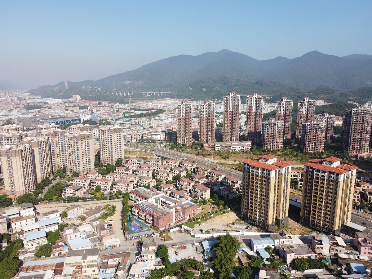 2020年10月26日,航拍广东省东莞市清溪镇城市风光.