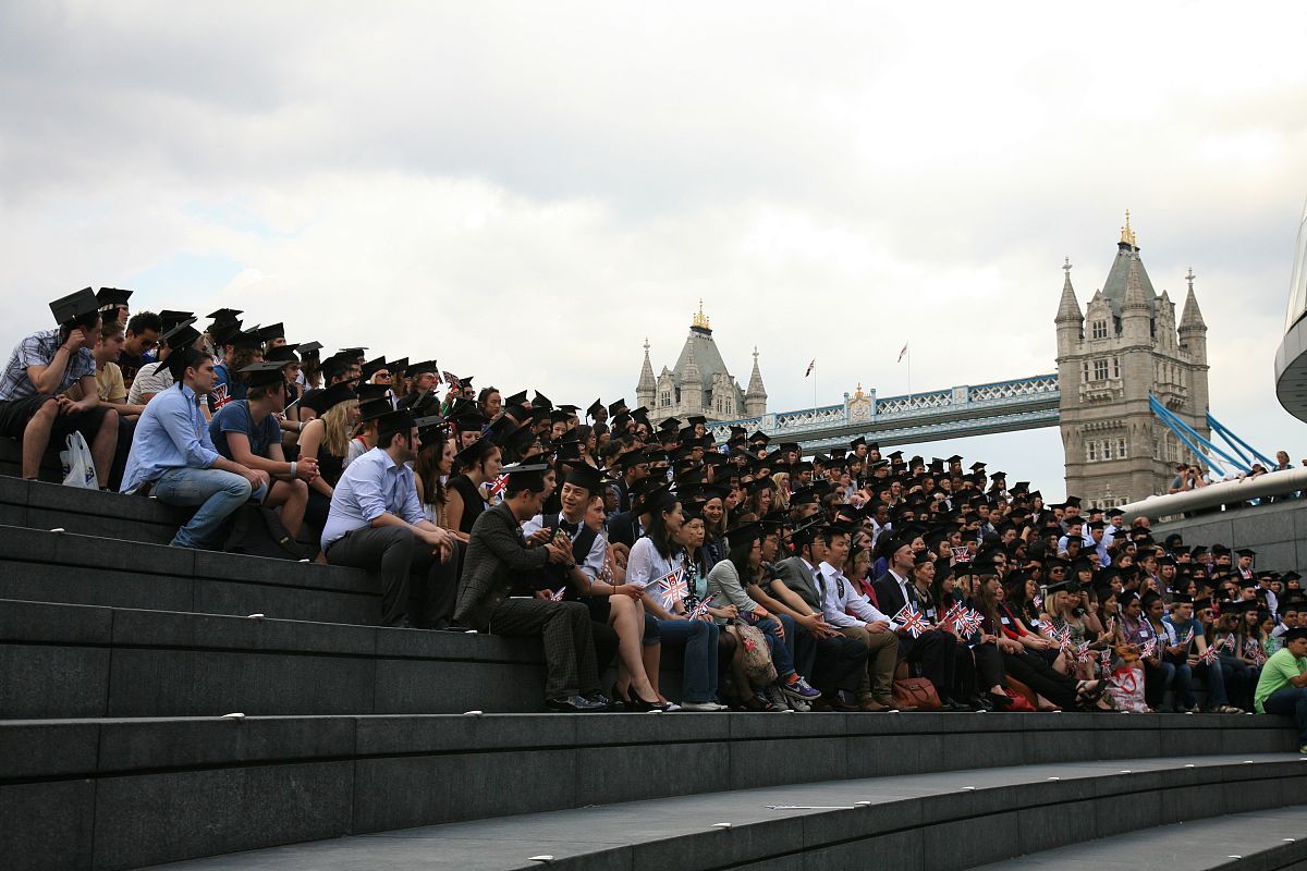 当地时间2012年5月30日,250名来自100多个国家的留学生在英国伦敦齐抛