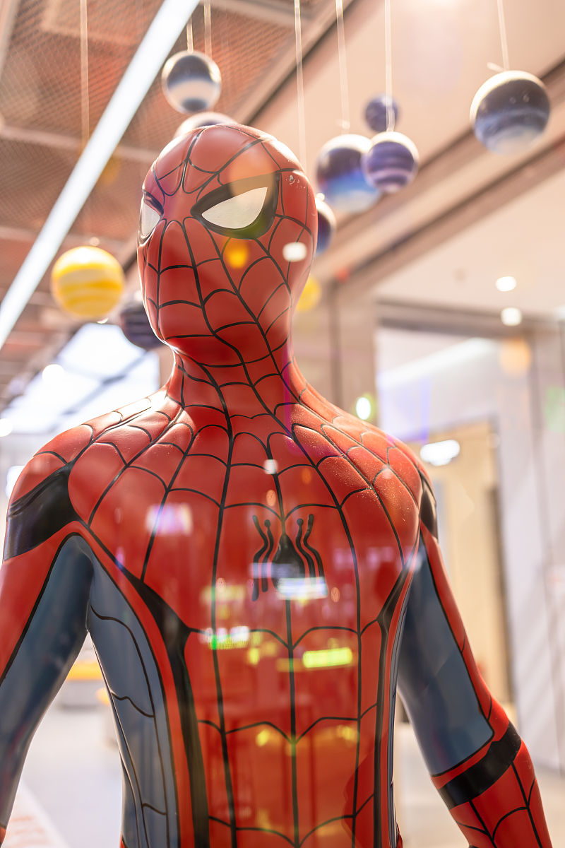 蜘蛛英雄侠安卓版是一款打击罪犯的蜘蛛侠游戏你将扮演蜘蛛侠这个经典超级英雄穿梭于纽约城的街道、摩天大楼、地铁站等城市场景中使用蜘蛛丝、爪爪和翻转等技能与各种罪恶势力进行战斗和追捕包含多个任务和剧情你需要完成主线任务解锁各种奖励、装备和技能。续写这段话