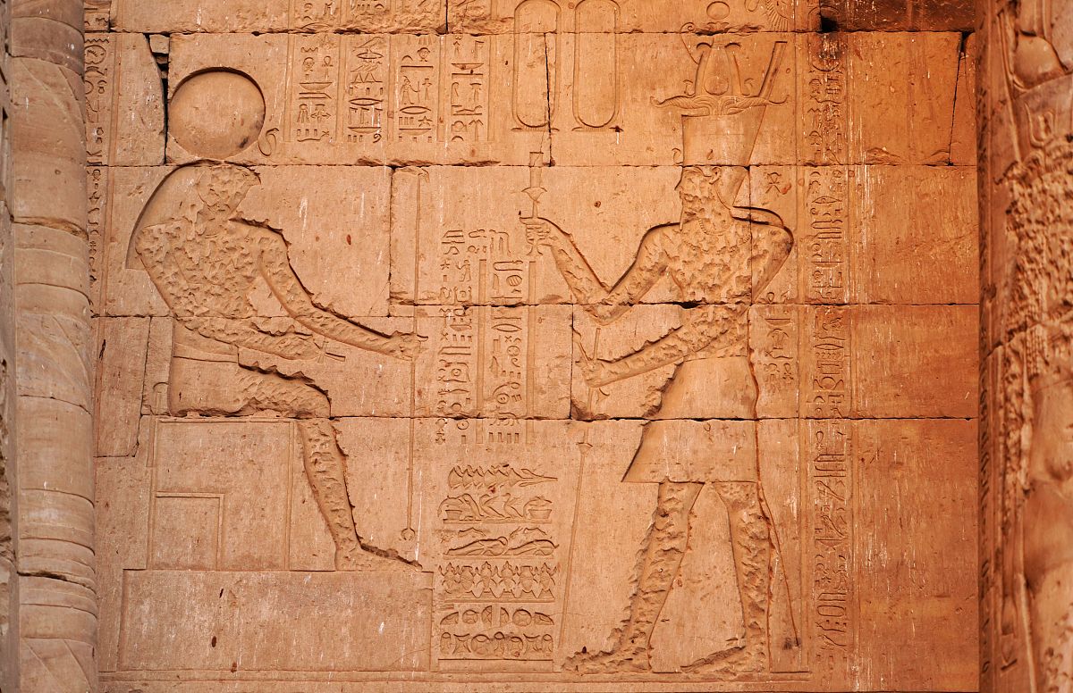 金字塔是谁修建的