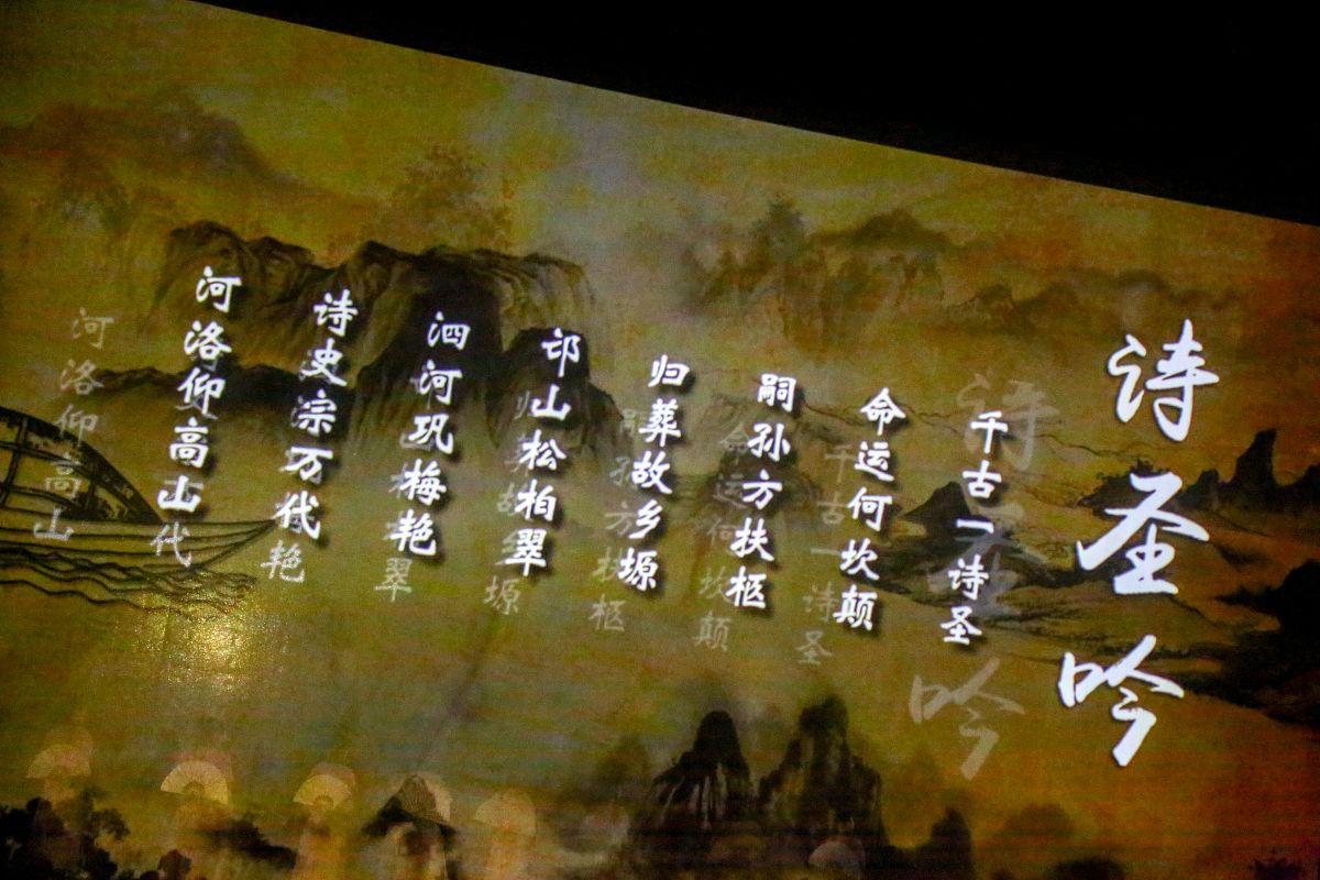 类似'忆往昔峥嵘岁月稠，看今朝风光绮丽秀'的诗句 - 描写岁月变迁、风景秀丽的诗词