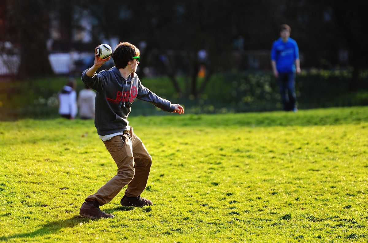在我看来电视实际上有很好的效果。我非常同意保罗的观点电视在很大程度上可以开阔我们的视野。我想补充一点特别是对于青少年来说他们正经历一个困惑和困惑的时期他们需要观察世界以确定他们想要过什么样的生活他们将为自己设定什么样的生活目标。Kelly提出了相关的观点电视可能会延迟人们做运动的意愿但他没有提到她提到的情况并不适合每个人有些人可能会受到电视上的体育明星的启发比如他们的体育兴趣可能会被酷和刺激的活动