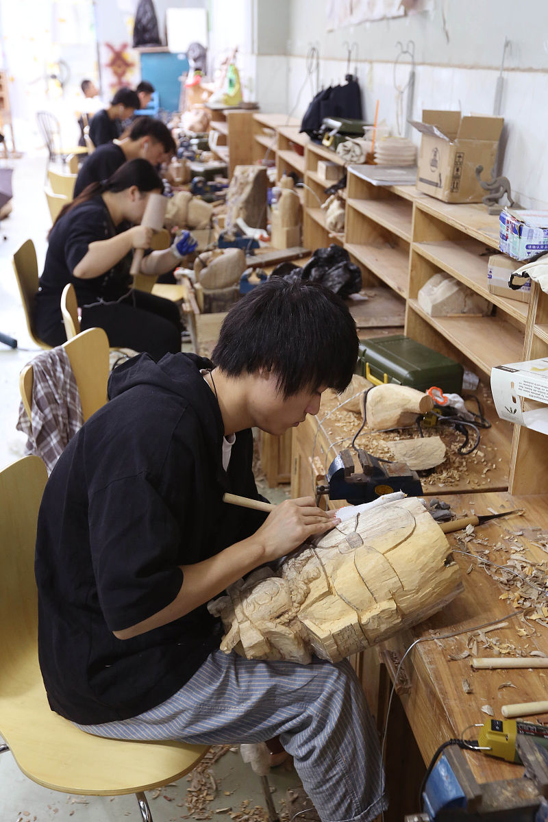 四川省蚕丝学校皮件设计与制作专业未来发展如何