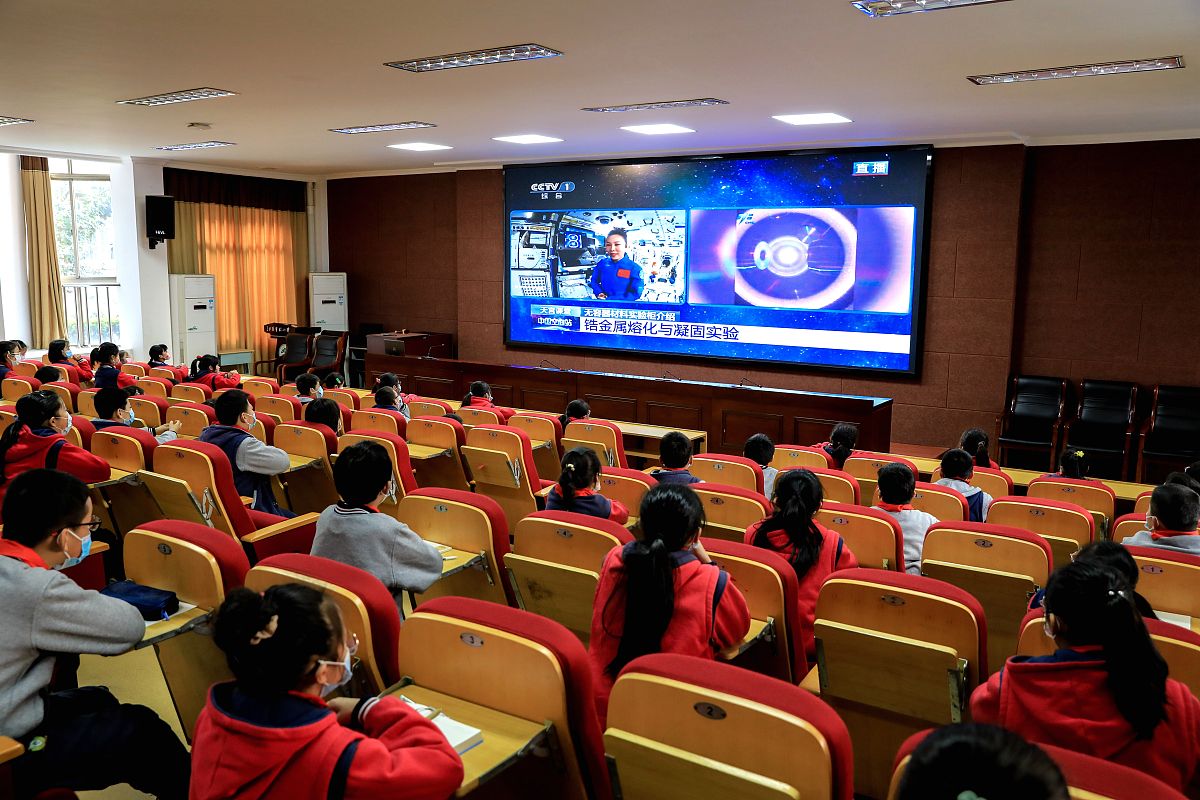 宜昌市第十一中学举办“神奇的纳米材料”科普讲座及征文活动