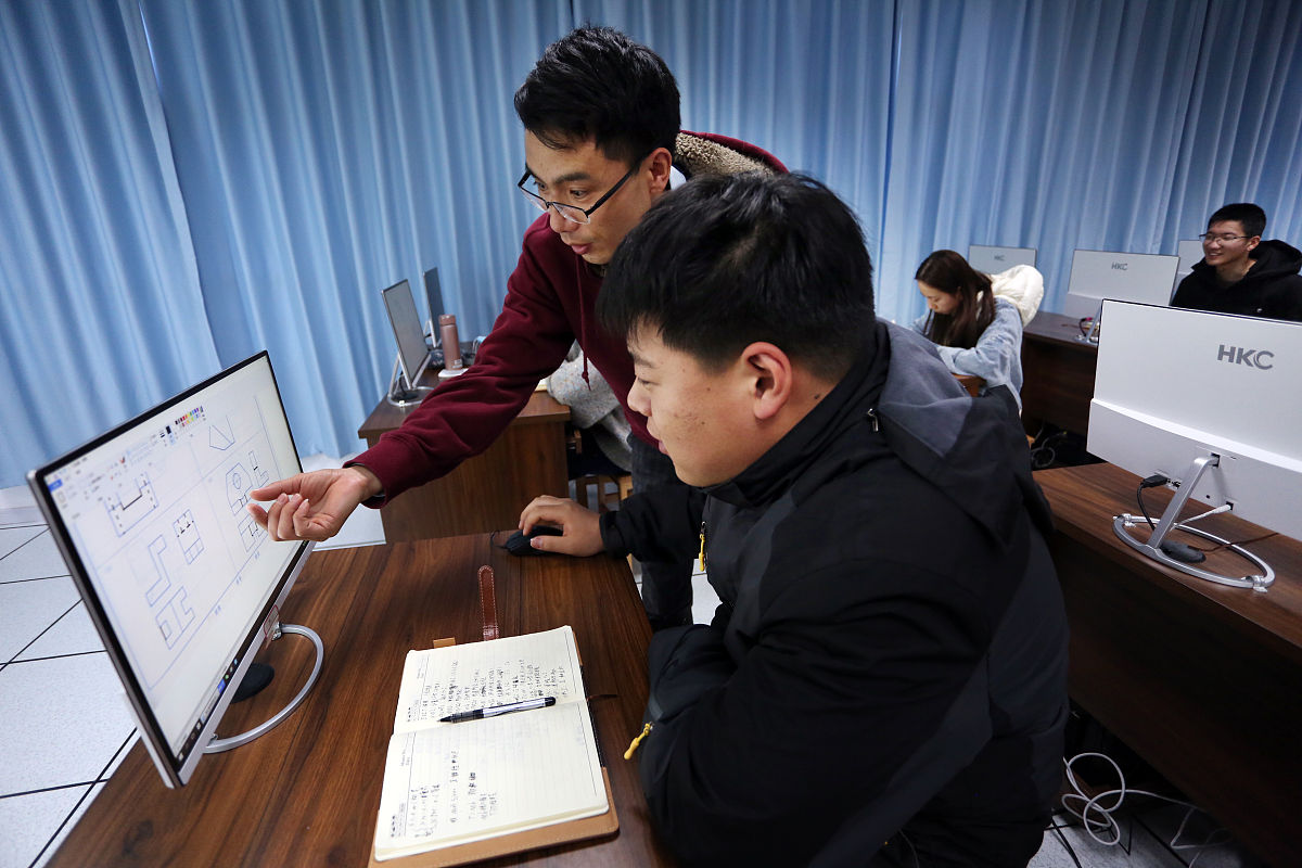 请写一篇 一位退休老教授希望工科的青年能够好好实习 的文章