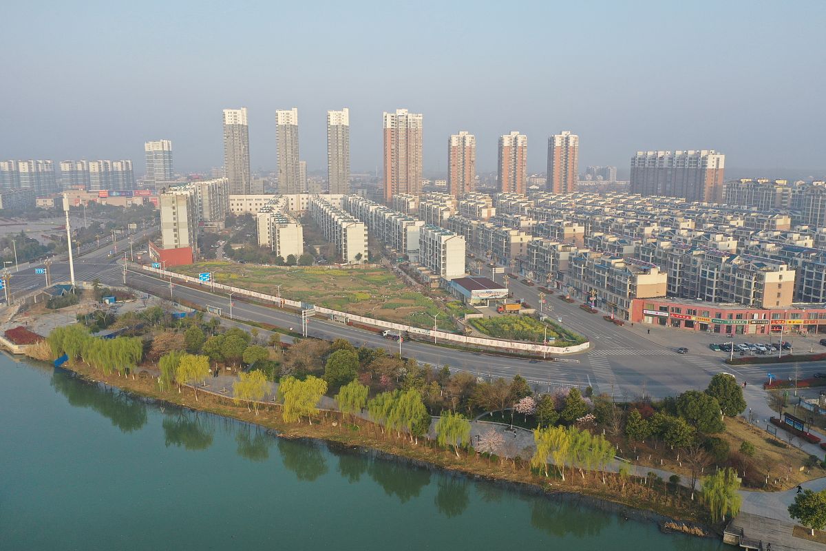 2019年3月26日,江苏省淮安市洪泽区,航拍城市风光.