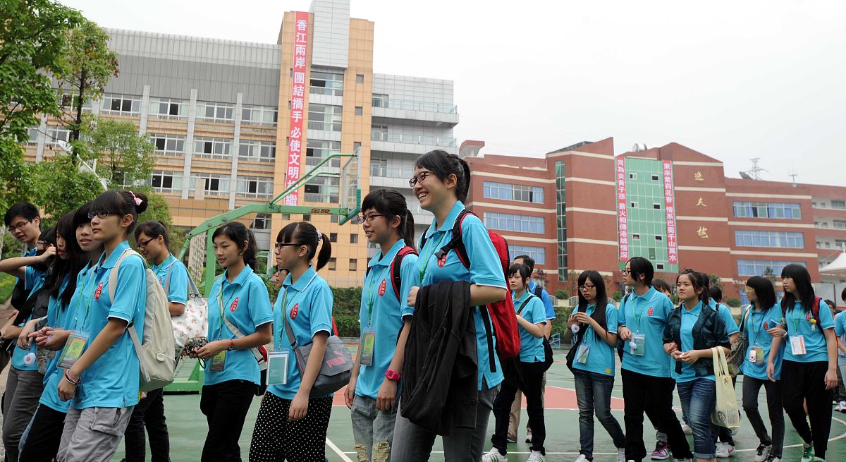 2010年6月29日上午,"薪火相传,情系巴蜀"香港千名师生赴川国民教育交