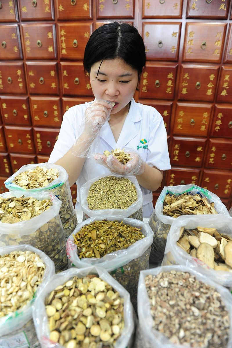 培养学生在研发保健食品中所需要的资料调研、方案设计、功能评价等的基本能力理解相关应用前景。结合中药抗肿瘤对上述话进行改写