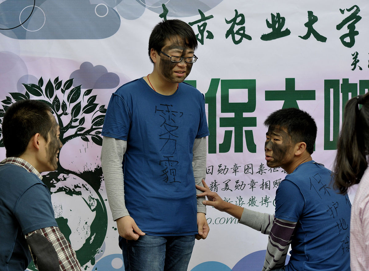 关于大气污染问题的现状写一篇论文要求一千字有摘要和关键词