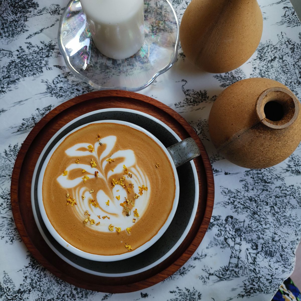 釉下彩釉下彩Underglaze是一种在陶瓷表面涂覆彩料之前在生坯上施加的彩料。这种彩料被覆盖在陶瓷器皿表面然后在高温下进行烧制使其与釉层融合在一起。釉下彩常常用于创作精美的陶瓷和瓷器因为它可以提供持久和富有光泽的颜色。它的具体应用包括在陶器表面上绘画、印花或压花图案、标志或文字等。由于釉下彩需要在烧制之前施加因此一些复杂的设计需要分层制作并在每一层的烧制之后再施加另一层彩料这是一项需要耐心和技巧