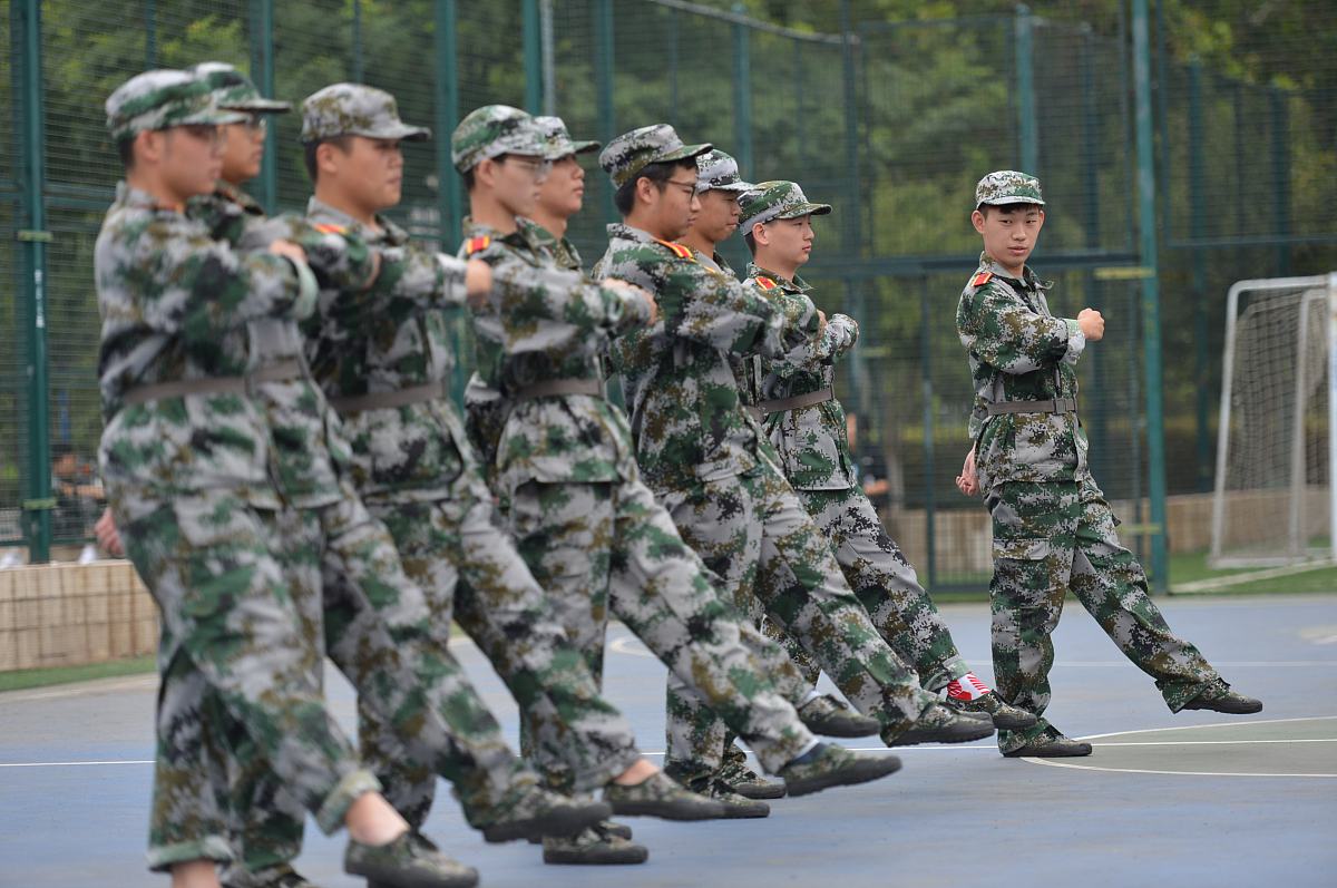 正步走动作要领：增强体质，提升姿态