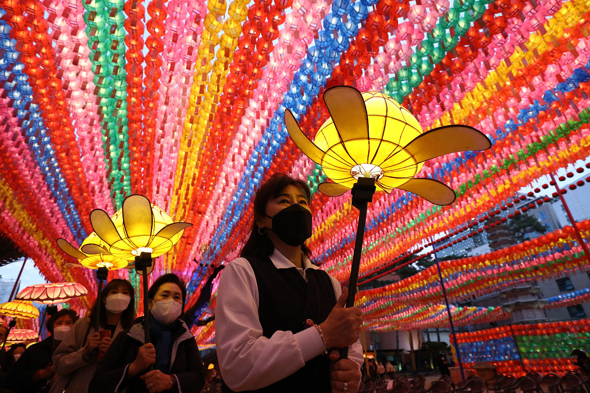 当地时间2021年5月6日,韩国首尔,佛诞节将至,僧侣与民众手持花灯迎接