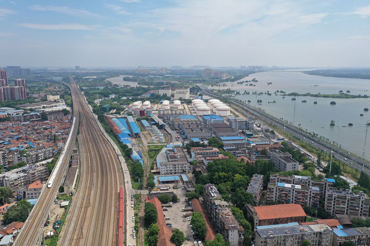2020年7月22日,湖北武汉,一列动车组通过京广铁路丹水池站.
