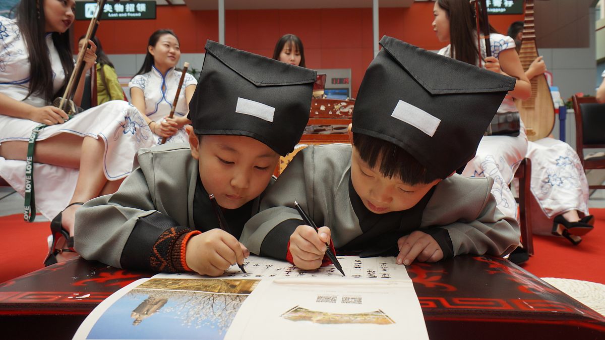 2017年11月18日,济南遥墙国际机场,众多小朋友身穿汉服,在机场的候机