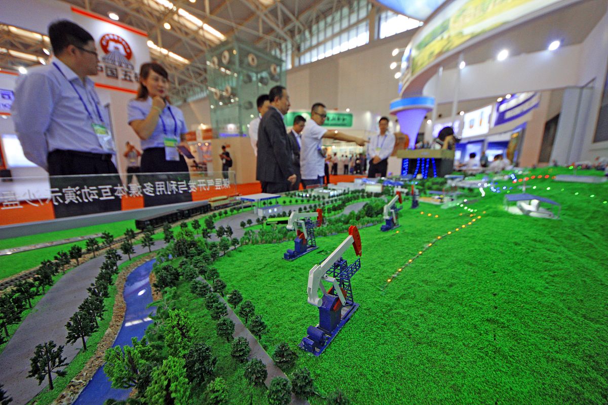 写一篇关于矿业前沿的文献综述