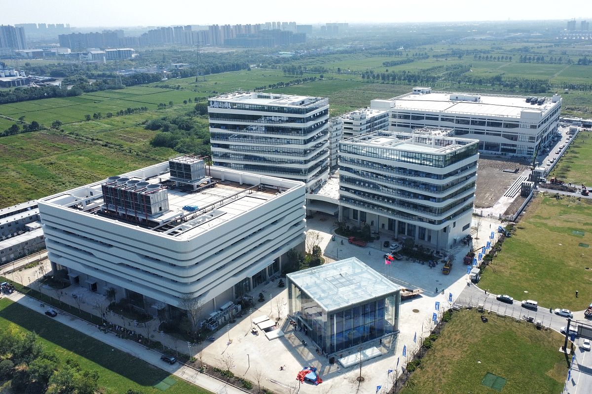 请将以下内容简化成一个400字的段落1政府宏观调控扶持转化在德国政府宏观调控模式一方面体现在立法、政策引导上；另一方面就是政府投入大量资金加大科技园区的建设。自1983年起德国政府采取专项投资的办法在全国范围内建立了80多个类似科技园区的科技中心或创新中心促进科技成果转移转化。园区建成以后政府通过制定大量的优惠政策鼓励大学毕业生和企业家进入园区创办企业促进园区企业快速发展最终达到转化目的。2设立中