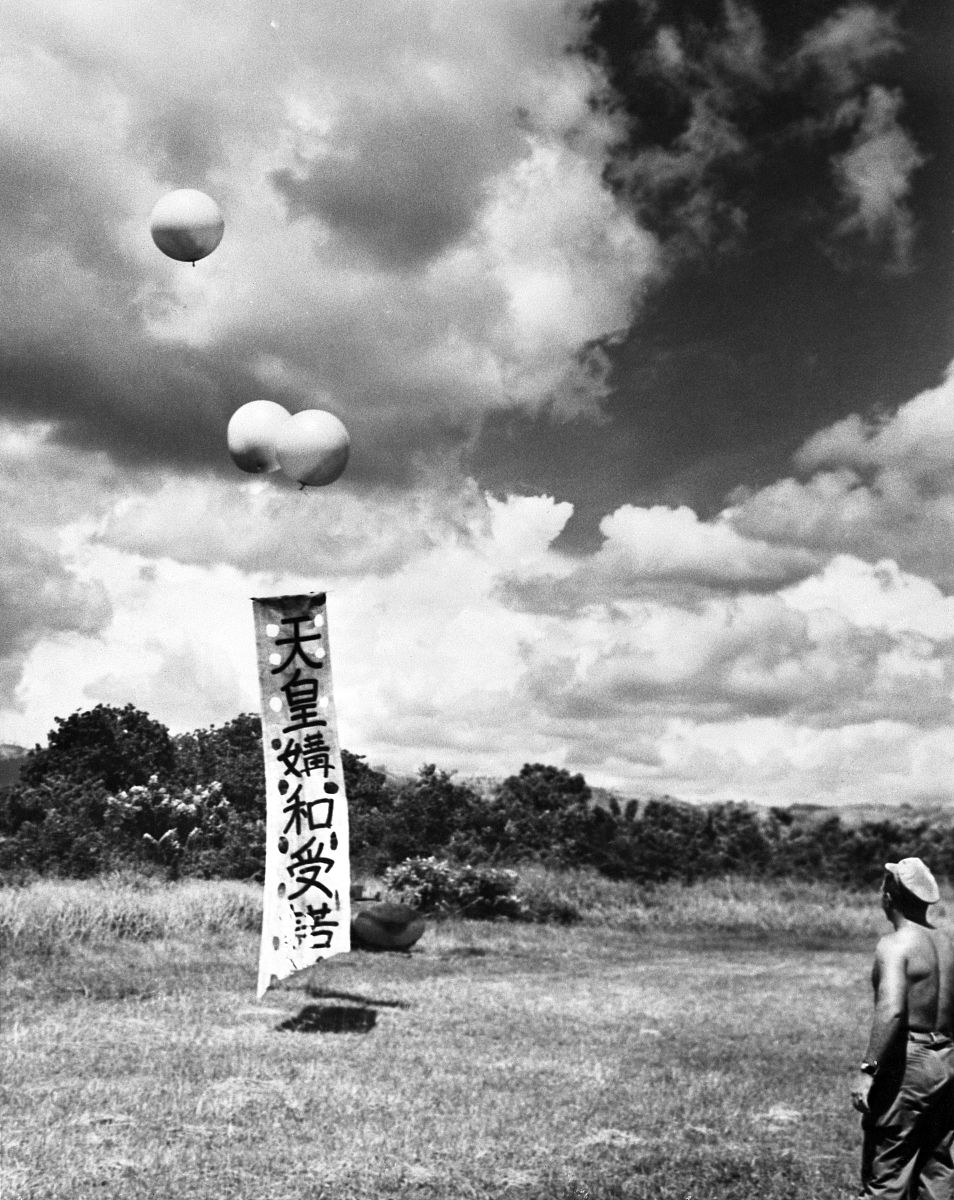 1945年8月31日,菲律宾吕宋岛,立在荒野的一块牌子,上面的日文大致意思