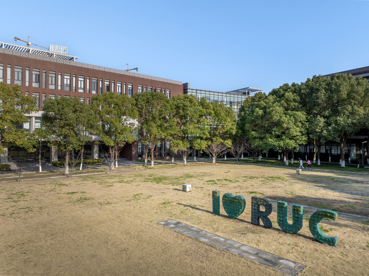 根据下表写一篇90字左右的短文介绍你的好友Millie要求：书写工整包含下表所有信息省略号部分适当发挥。个人信息	就读于武汉第二中学七5班住在阳光花园 Sunshine Garden的公寓里学校离家很近每天步行上学大约需要10分钟。家庭情况	哥哥是一位办公室职员每天开车上班。父母效力与市中心的一家大公司他们乘地铁上班。兴趣爱好	1阅读：喜欢阅读各种各样的书籍了解到我们生活在充满奇妙事物的世界。2享