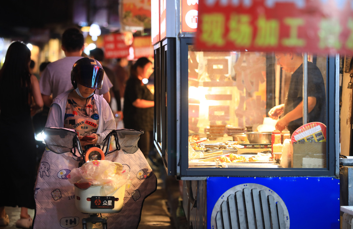 路边食品摊档：价格实惠、种类丰富、快捷方便的美食选择