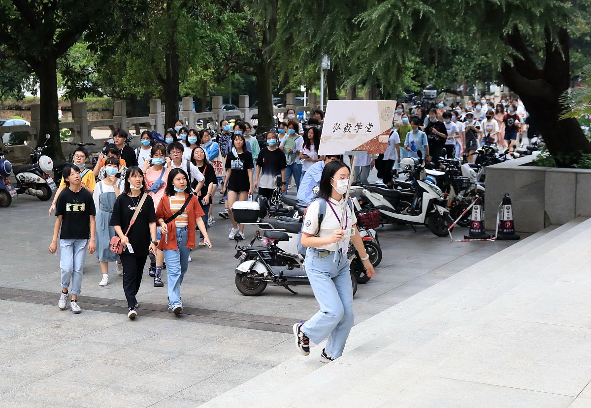 帮我出一个校园新生报到的视频要求：细化到每一个画面包含镜头 时间 画面内容 拍摄要求 参与角色 拍摄要点