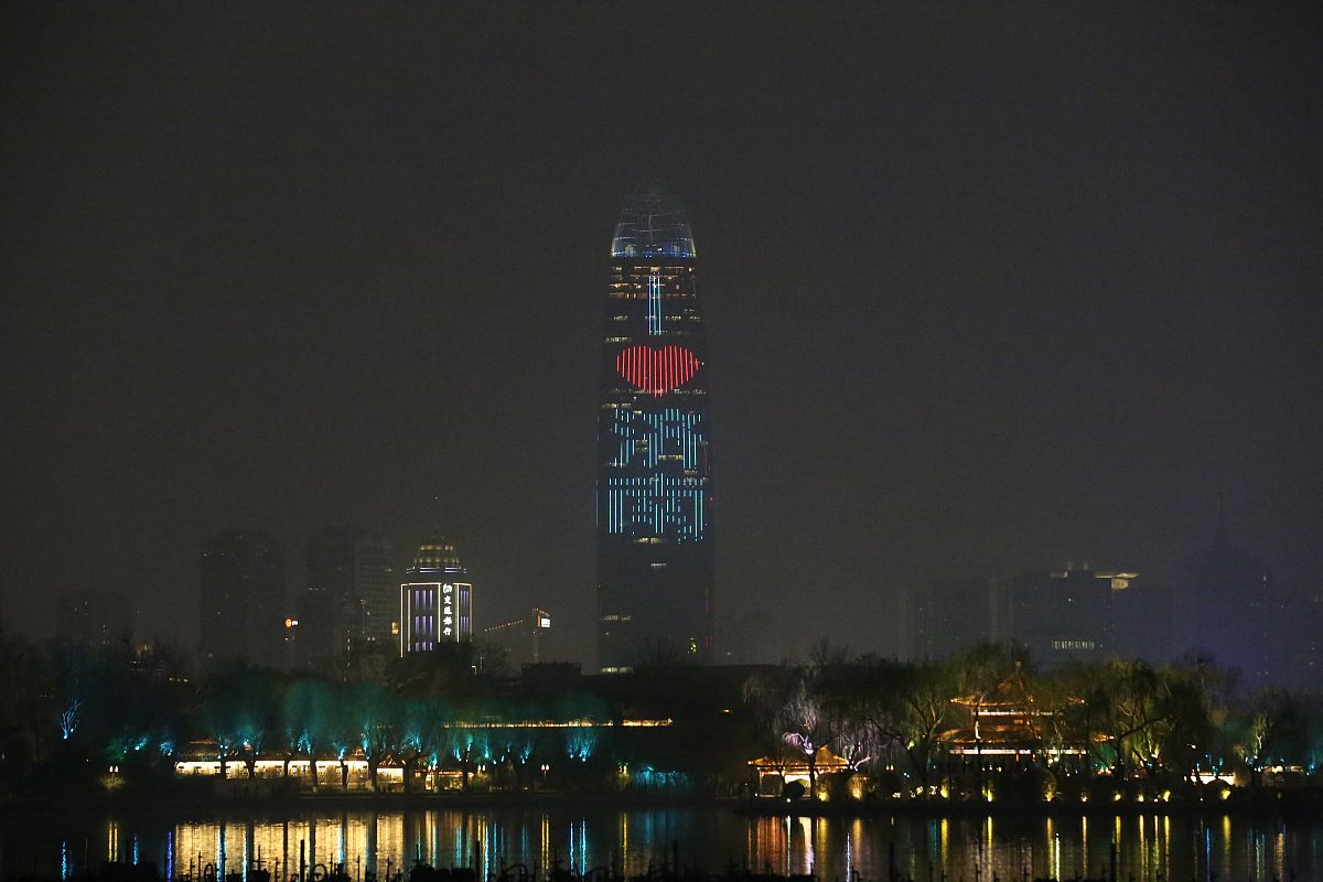 2021年3月8日,山东济南,300多米城市地标为"三八"女神节亮灯,与明湖夜